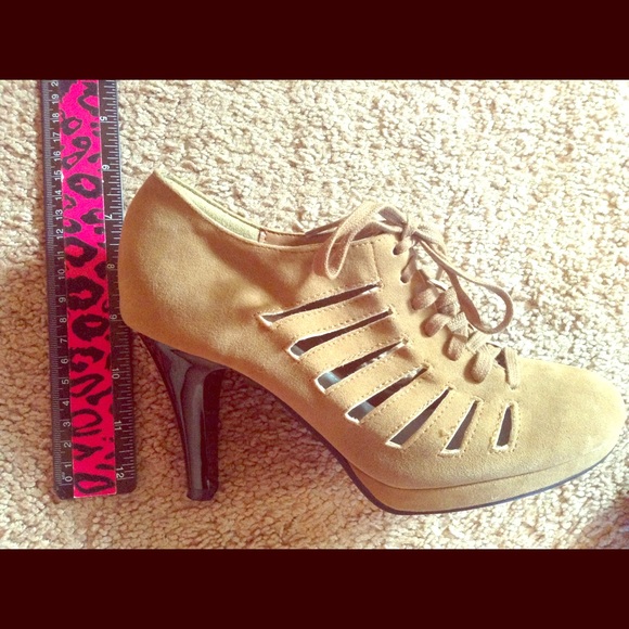 Michel Klein shoes! Size 7-8 perfect condition!!💯