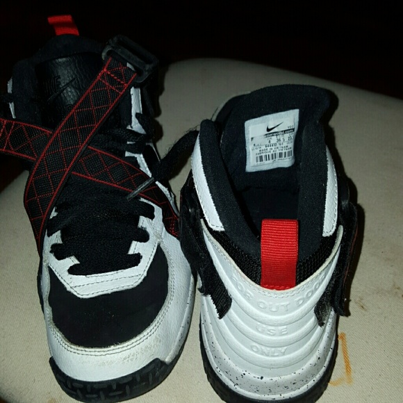 Nike - Picture 2 of 4