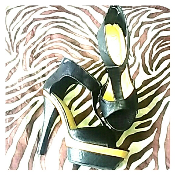Refresh Black Zip-up Snake Skin Pumps