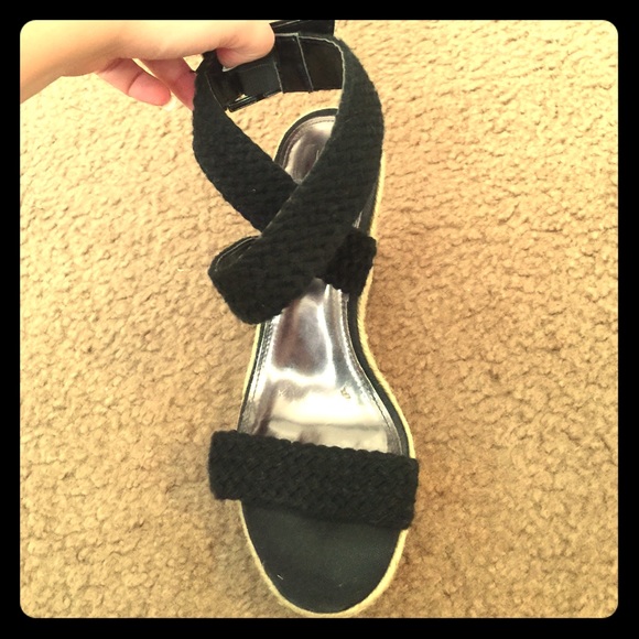 Black wrap around shoes. Super cute wedges! 🎀