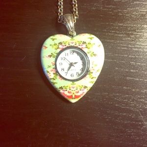 Long necklace with a heart clock