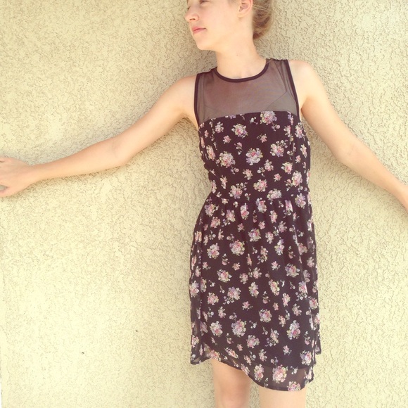 PRICE DROP ‼️ Fun floral dress