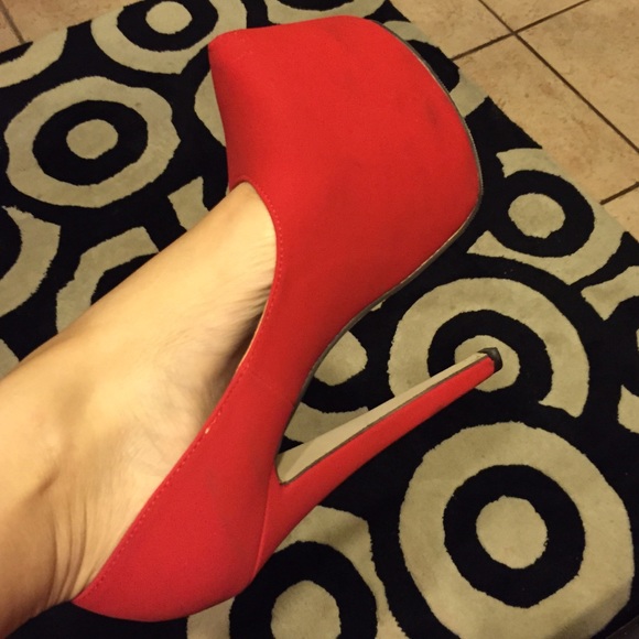 RED STILETTO PUMPS - Picture 2 of 3