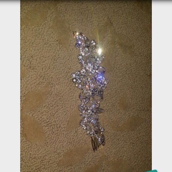 I'm selling a formal hair piece .