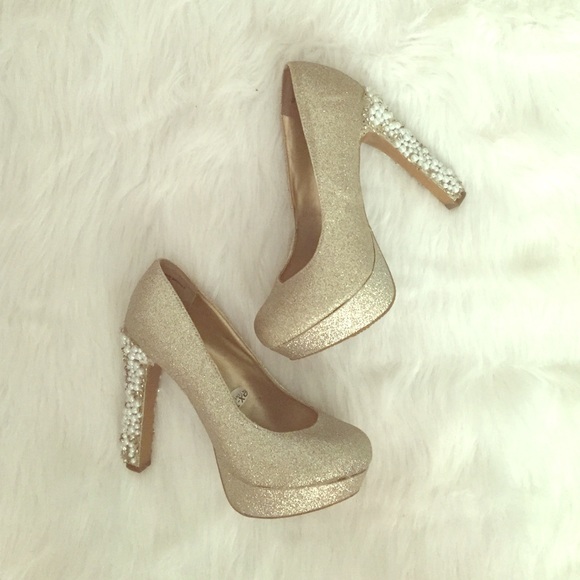 Shoes - Unique Gold & Pearl Pumps