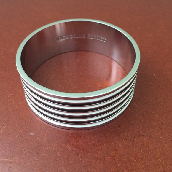 Black and white bangle