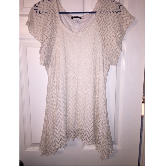 🚨CHEAP!🚨 Lacy cream colored flowy top