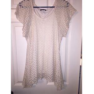 🚨CHEAP!🚨 Lacy cream colored flowy top