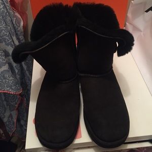 black bailey button uggs