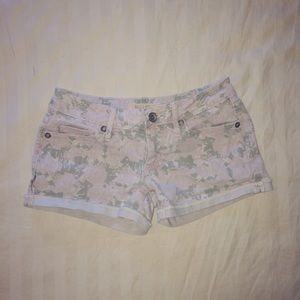 Floral Bullhead Jean Shorts