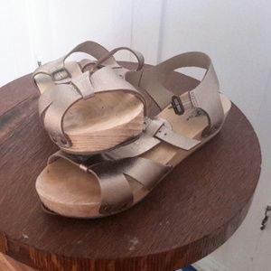 Bronze wooden platforms