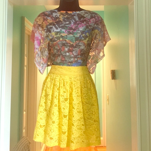 Forever 21 lace skirt with lining
