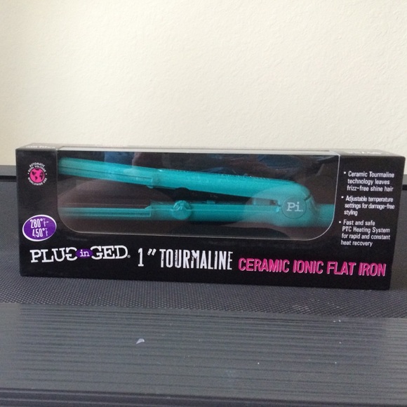 NEVER USED FLAT IRON