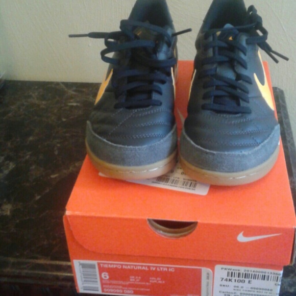 Nike tiempo size 6 mens brand new