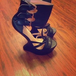 Black and gold strap leather heeless wedge pumps