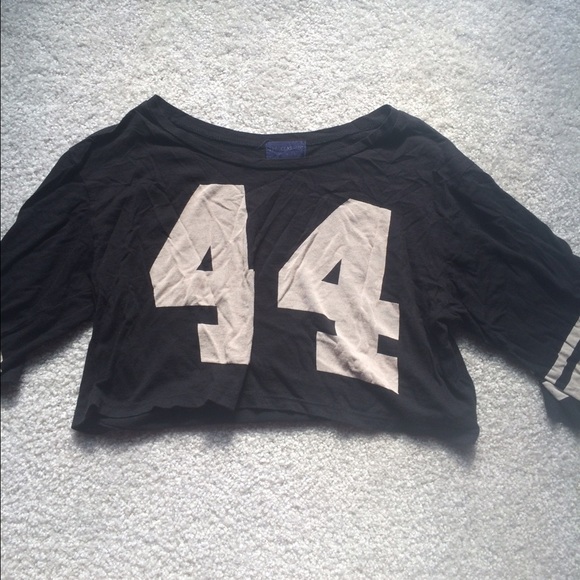 Black/White short sleeved top "44" The clas-sic