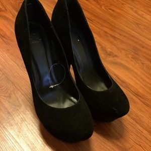 Black super chunky pumps