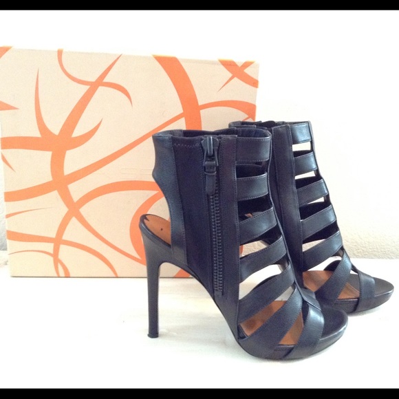 Via Spiga Shoes - 🎉HP🎉 VIA SPIGA - black leather gladiator sandals