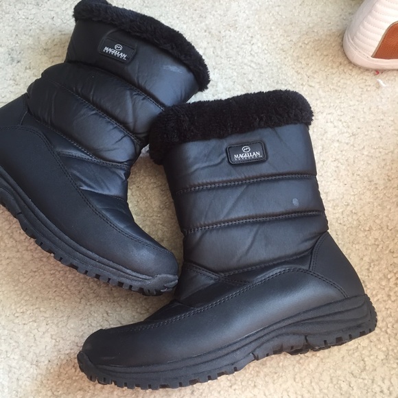 Black snowboots
