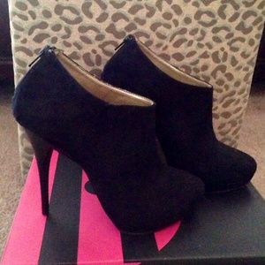 FINAL PRICE DROP! MICHAEL ANTONIO "Mckey" booties