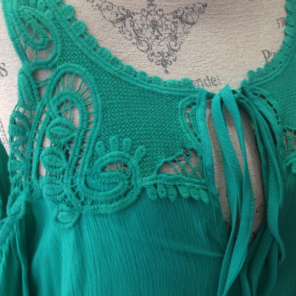 NWOT "Set The Curve" cold-shoulder top - Picture 2 of 3