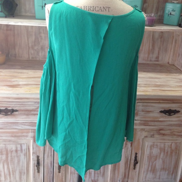 NWOT "Set The Curve" cold-shoulder top - Picture 3 of 3