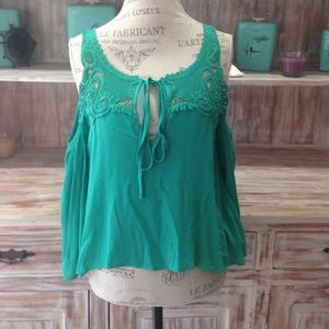 NWOT "Set The Curve" cold-shoulder top