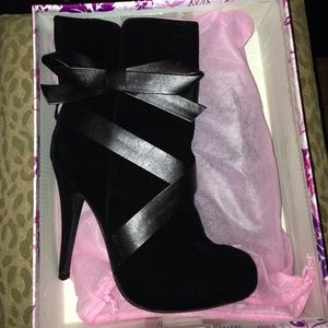 FINAL PRICE DROP! Anise heels with dust bag