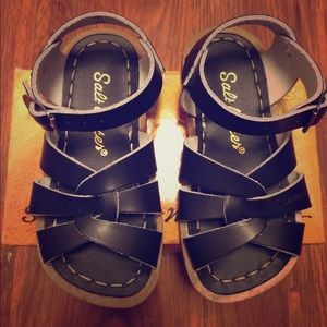 Toddler size 7 unisex salt water sandals