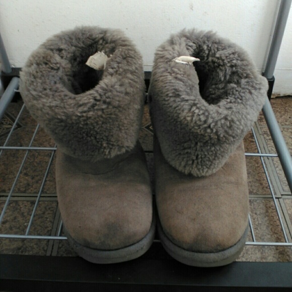 *Very Used grey Ugg Bailey Button boots*