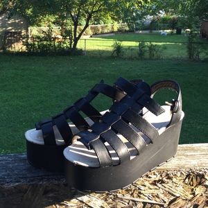 Chunky flatform sandals