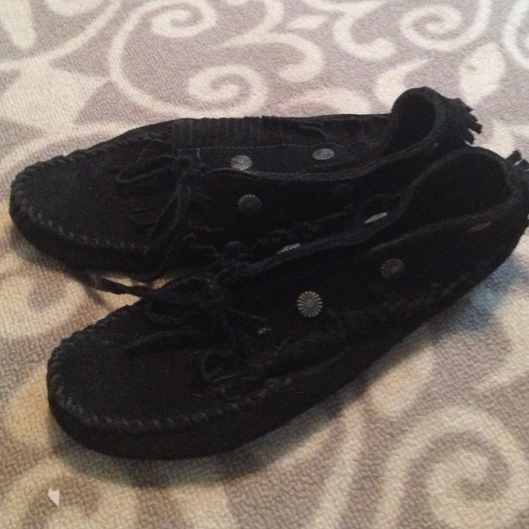 Minnetonka black moccasins