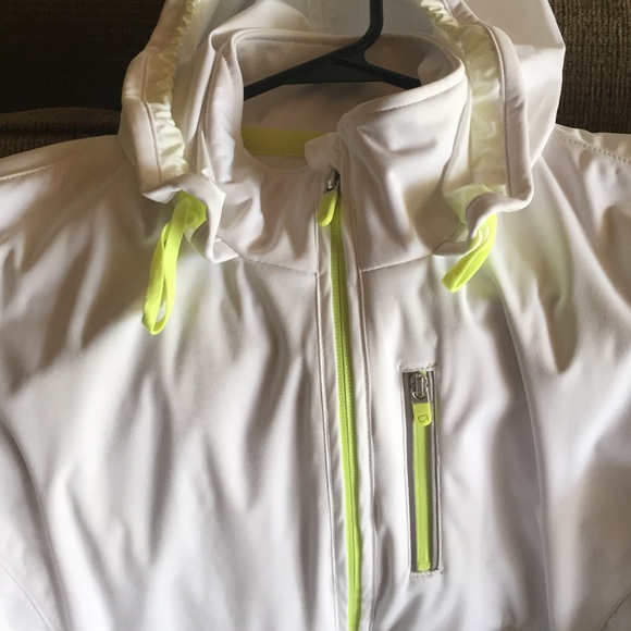 GapFit Water Repelling Running Jacket- White - Picture 4 of 4
