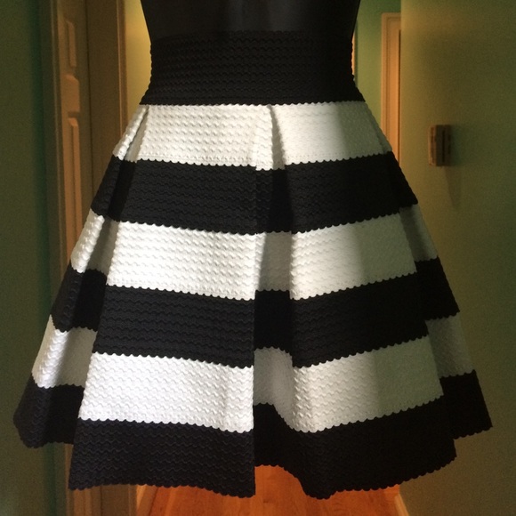Black and white skirt - Picture 3 of 4