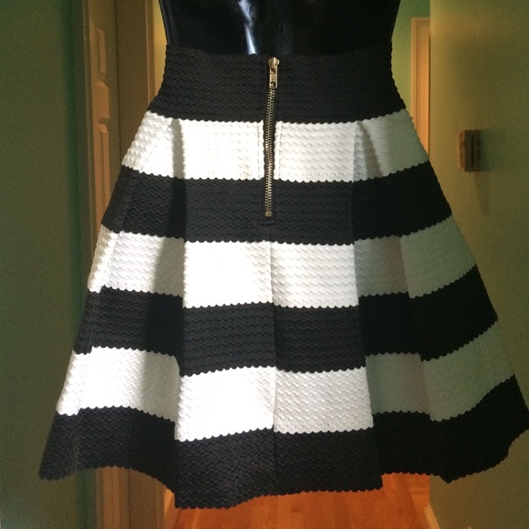 Black and white skirt - Picture 4 of 4