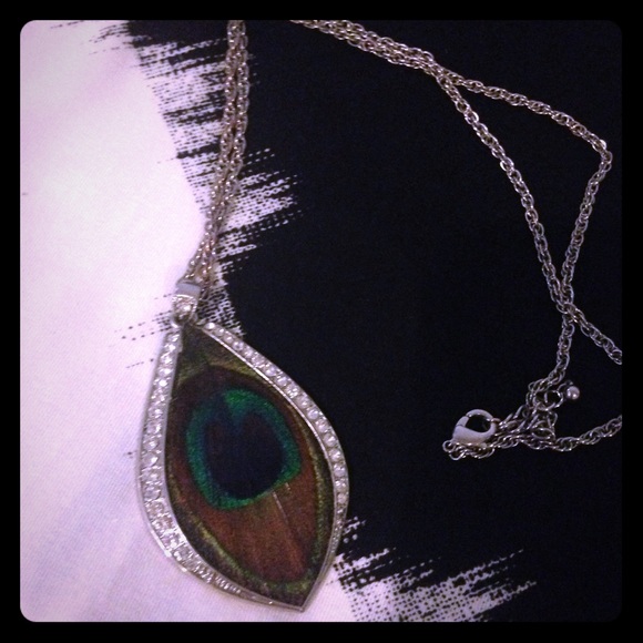 Super cute peacock feather necklace!
