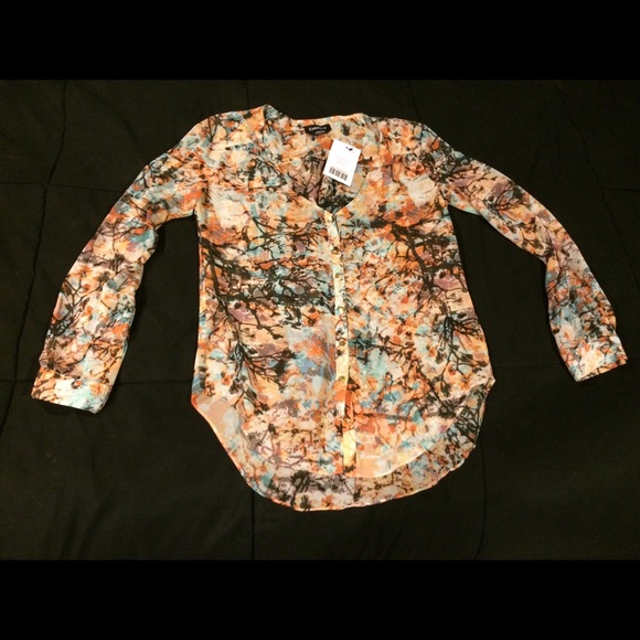 Bebe blouse with floral pattern