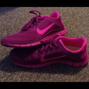Fuchsia and hot pink Nike Free's 4.0.