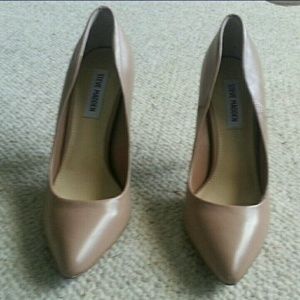 Nude classic pumps