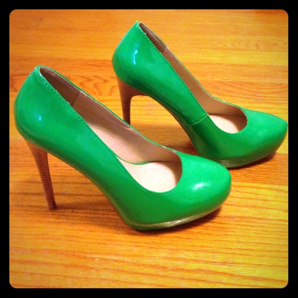 Fun & vibrant green heels