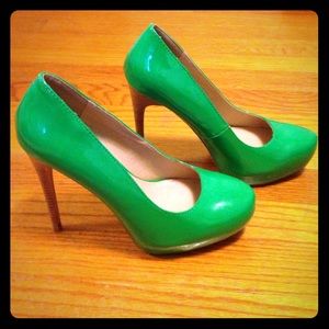 Fun & vibrant green heels