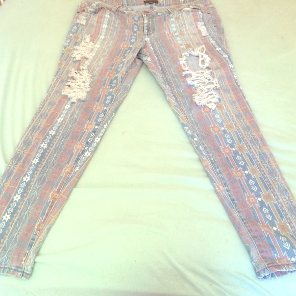 Distressed tribal skinny jeans!🌄