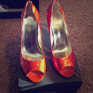 Enzo Angiolini Orange snakeskin peep toes
