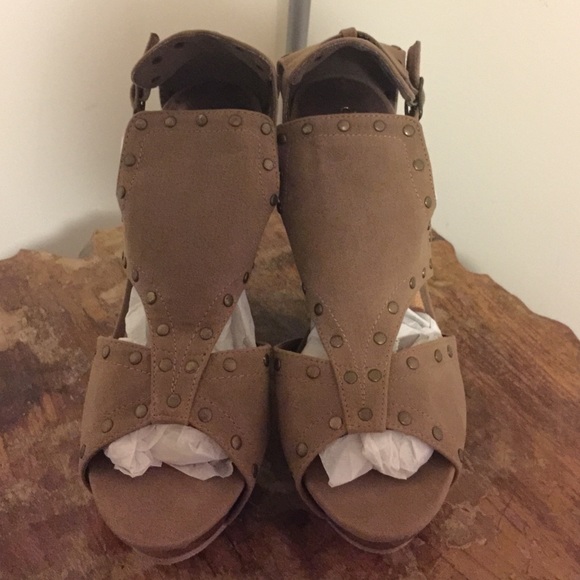Shoes - Picture 3 of 4