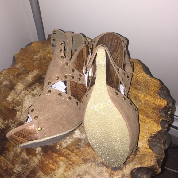Shoes - Picture 4 of 4