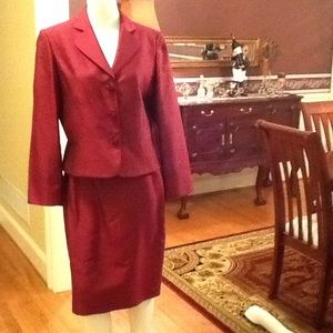 Tahari burgundy suit💼