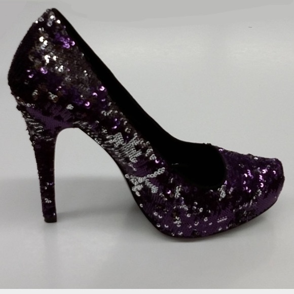 Signature Report - Platform heels in Black sequins