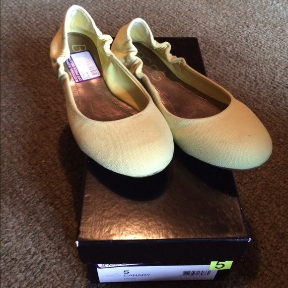 BCBG size 5 yellow flat