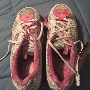 Sketchers tennis shoes