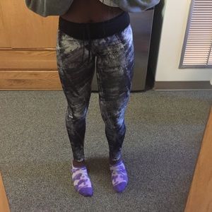 Grayish/ Black patterned athletic leggings!